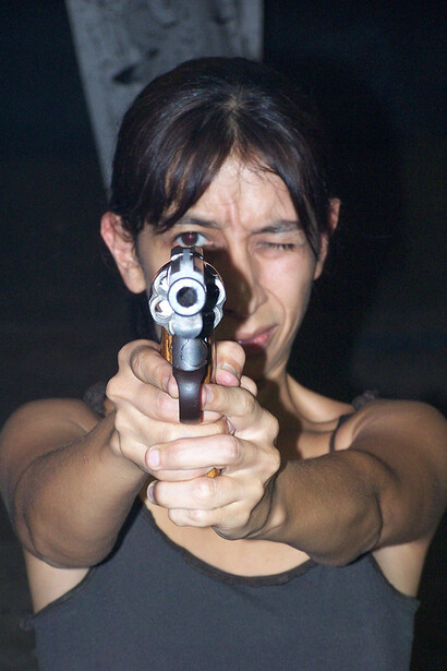 Regina José Galindo, Plomo, 2006, Foto: George Delgado. Santo Domingo, Repubblica Dominicana.
Progetto sovvenzionato dal CIFO, Miami.
