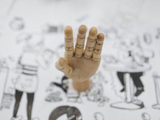 Ser criativo não é saber desenhar bem, nem ter ideias mirabolantes o tempo todo. Criatividade é saber encontrar caminhos novos para questões antigas. É olhar para um problema comum e enxergar soluções menos óbvias. É conseguir conectar pontos que, à primeira vista, não parecem ter relação nenhuma. E essa capacidade não nasce pronta. Ela é cultivada