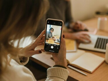 Criar conteúdo vai além de publicar imagens; é transformar encontros, experiências e momentos reais em comunicação que aproxima pessoas e fortalece marcas