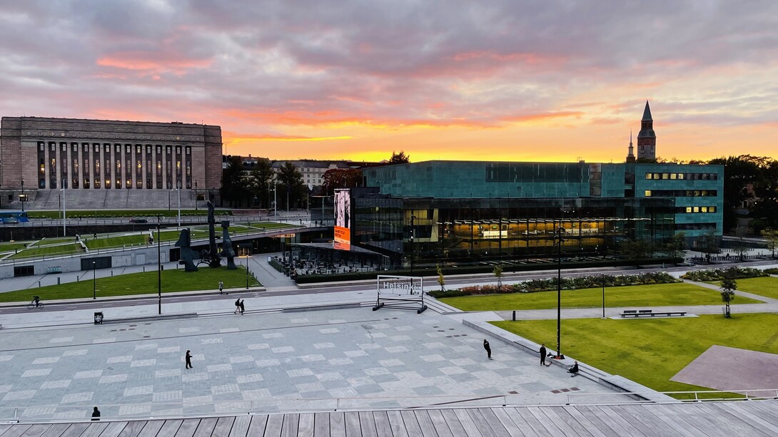 Fotografía de Alan Guerra. Parlamento y casa de la música en Helsinki, Finlandia