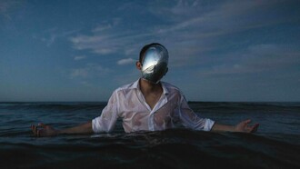 Una crisi che coinvolge l'intera società