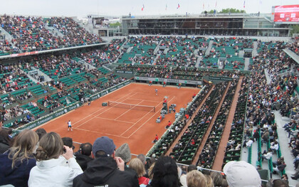 Vue du Court Philippe-Chatrier, court central du stade Roland-Garros à Paris, en France, depuis les tribunes supérieures