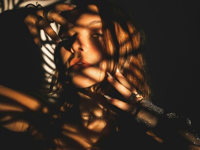 Mesmo com influências positivas nas redes sociais, vislumbramos uma sociedade mais engajada em um mundo de cores reais, olhos nos olhos, diálogos criativos e não moldados por inteligências artificiais que entregam conteúdos prontos — vislumbramos a criação. Isso porque, segundo a 5ª edição da pesquisa Hábitos Culturais, promovida pela Fundação Itaú em parceria com o Datafolha, 87% dos entrevistados concordam que vivências e atividades culturais reduzem a ansiedade e o estresse e melhoram a qualidade de vida