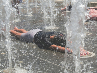 Personas en Italia se recuestan en las fuentes para tratar de refrescarse, 2023