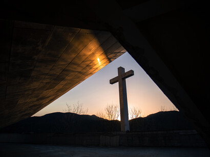«El símbolo nos salva de la gravedad, de la caída y del nacimiento que implica muerte»