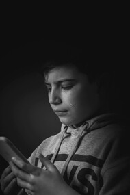 Garoto sofre olhando para seu celular. Não é nenhuma novidade que esse apps são completamente problemáticos por inúmeras razões, como casos de assédio, golpe, misoginia e entre tantos outros, contudo, desde alguns poucos anos atrás e o aumento do discurso de ódio em redes sociais sob o estandarte de “minha opinião”, esses apps deixaram de ser apenas problemáticos e se tornaram praticamente uma encarnação digital de Chernobyl radioativa
