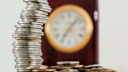 El dinero surgió como una solución al problema de la doble coincidencia de necesidades en la economía de trueque