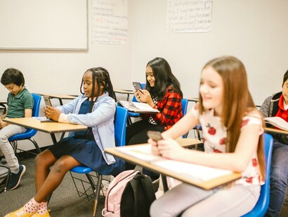 Alunos utilizam celular durante aula