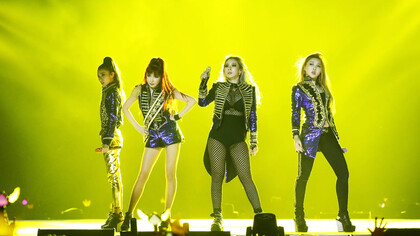 O grupo feminino de pop coreano 2NE1 se separou em 2015 após a gravadora alegar tentativas de carreira solo por meio das integrantes