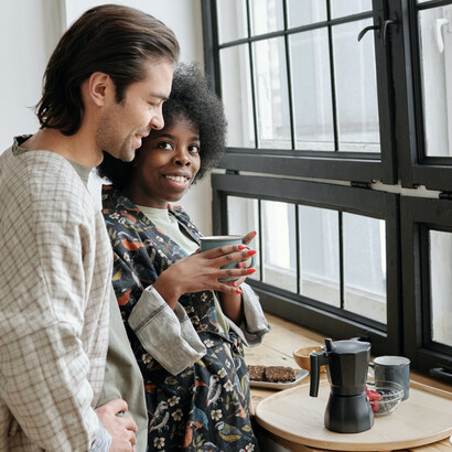 Café, suco de laranja e pão caseiro feitos para momento especial de casal na casa nova