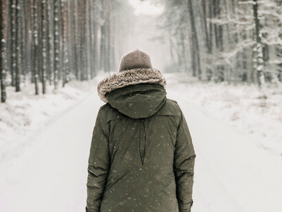 Sur les chemins gelés, le regard se lève, chercher le vrai, au-delà des bruits du monde