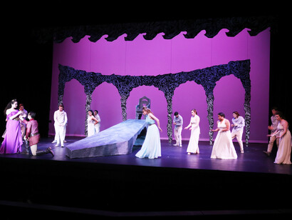 Eneas da por terminada la historia en la que cuenta como la reina Dido se suicida por su amor. "Dido y Enea", Flora Thornton Opera en Pepperdine University, California, EE.UU.