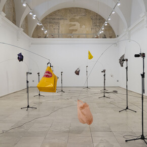 Núria Fuster, (         ) -Aire que yo respiro-, vista de exhibición. Cortesía del Museo Patio Herreriano