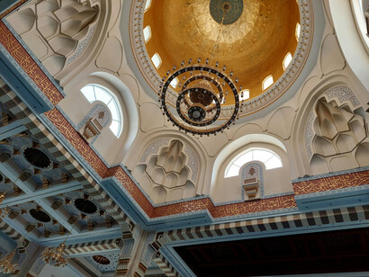 Ornate ceiling and chadelie, Masjid Sri Sendayan Negeri Sembilan, Malasia