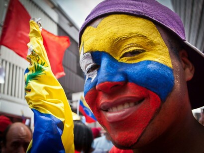 Venezolano con los colores de su país en la cara