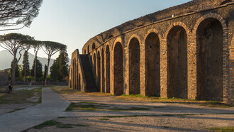Anfiteatro romano de la antigua Pompeya, plaza exterior. Nápoles, Italia