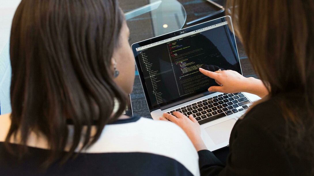 El aprendizaje de la programación y el diseño web requiere una combinación de estudio, práctica constante y creatividad para resolver problemas complejos
