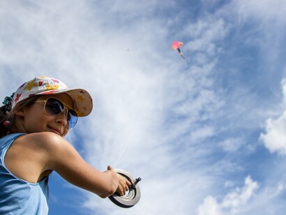 Una aficionada se lo pasa pipa con su cometa