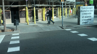 Luis Gordillo, Monolito de la calle Balmes, Barcelona, España