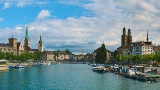 Vista di Zurigo dal Quaibrücke, a valle del fiume Limmat, Svizzera