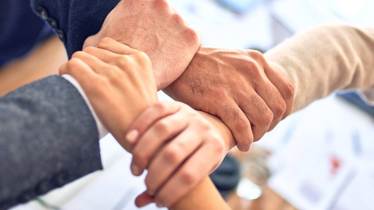 O empreendedor une uma equipa e cria uma comunidade em torno do que produziram