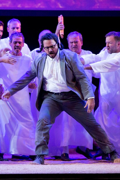 Javier Agulló y el Coro. Foto: Daniel Pérez / Teatro Cervantes