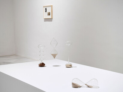 Amie Siegel, Arenas movedizas, vista de exhibición. Cortesía del Centro Andaluz de Arte Contemporáneo