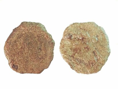 Nummo. Moneta in lega di rame. Irregolare di piccolo modulo, probabilmente della casa di Costantino (306-361 d.C.), forse un'emissione di cavalieri caduti del 355-361.
Probabilmente busto a destra. Soldato che avanza a sinistra [che trafigge il cavaliere caduto]; è identificabile uno scudo, il che tende a escludere la possibilità che la figura sia una Vittoria che avanza verso sinistra
