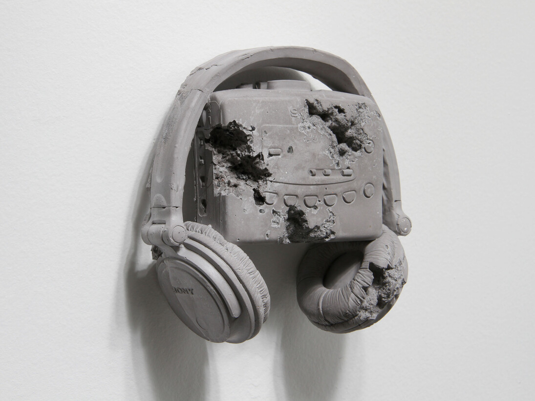 Daniel Arsham, "Obsidian Eroded Walkman" 2014, Obsidian fragments, ground glass, hydrostone, 16,5 x 18 x 7,5 cm / 6 1/2 x 7 x 3 inches, Courtesy Galerie Perrotin