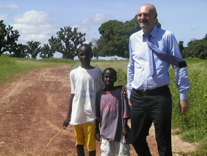 Gianni Melilla y dos niños africanos