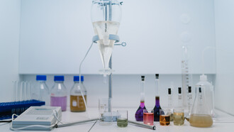 Laboratório escolar com elementos quiímicos e equipamentos montados para um experimento