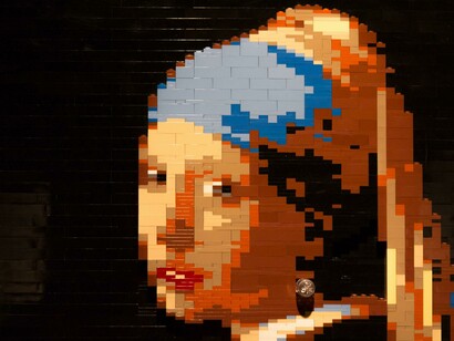 Reprodução da "Rapariga com brinco de pérola", pintura de Vermeer, feita com bloquinhos de Lego pelo artista Nathan Sawaya