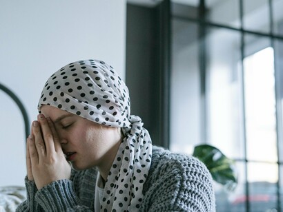 Paciente com câncer. Por exemplo, sabíamos que o citomegalovírus (CMV) é abundante nos gliomas (cancro do cérebro), mas pensávamos que as células cancerígenas estavam separadas do CMV, bem como de outros vírus e bactérias. Pensava-se que o cérebro era estéril (sem germes) e que estava protegido pela barreira hemato-encefálica