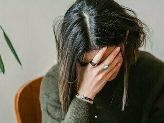 Mulher deprimida. Enquanto as tarefas se acumulavam, uma após a outra, sentiu que estava caminhando sobre uma ponte instável