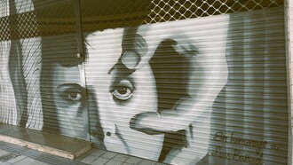 Mural inspirado en la película de Luis Buñuel "Un perro Andaluz" de 1929 y que es un homenaje a Luis Buñuel en el zaragozano barrio de Torrero, Zaragoza, España