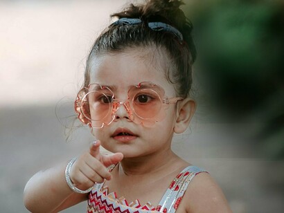 Criança curiosa observa planta. crianças em idade pré-escolar tendem a aumentar o número de perguntas que fazem, quando tem a oportunidade de examinar na prática o conteúdo (de ciências) que estão aprendendo. Foi constatado, que as crianças aprendem mais e melhor quando estão em um ambiente “vivo” de aprendizagem; por exemplo aprender sobre “elementos da natureza” em um ambiente natural ao ar livre