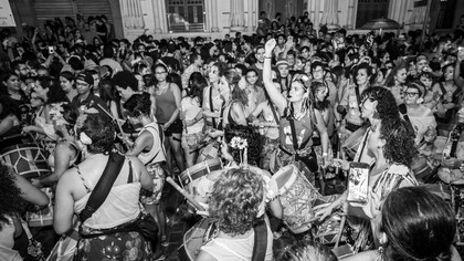 Grupo de percussão nas ruas de João Pessoa, Paraíba.  Há uma trama física, há uma energia moroncial durante sua manifestação que não está nem no material nem no espiritual. Moroncial é entendido segundo o Livro de Urântia, nem na terra, nem no céu, seria o imaginário que contempla o tempo inqualificável, que transborda e faz do folclore um lugar de deidade, onde pode-se afirmar, que o patrimônio imaterial se alimenta de todo nível absonito existentes nas culturas populares, onde não podemos encontrar o seu começo nem o seu fim