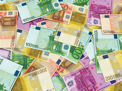 Cuando estéis en vuestras casas, poneos mascarilla y guantes quirúrgicos; luego cogéis con cuidado todas las monedas y billetes que tengáis, los ponéis dentro de una cajita y la dejáis a la puerta de vuestro apartamento