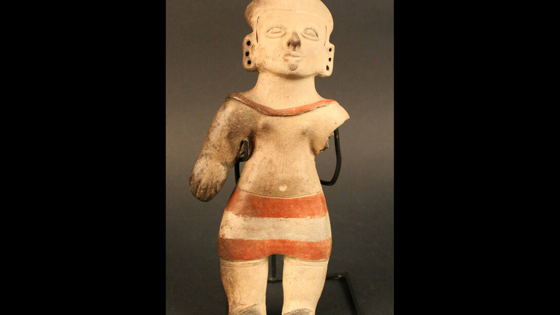 Ocarina antropomorfa femenina: mujer y niño

Materiales: Cerámica

Desarrollos Regionales 500 a.C.- 500 d.C.

Medidas: 230 mm de alto