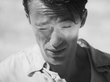 Dove il libro resta immerso nella coscienza di Mersault, il film insiste sul corpo, sul sole e sulla materia del mondo. Una scena dal trailer con Benjamin Voisin che interpreta Meursault