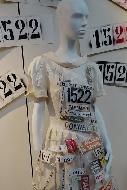 Un abito da sposa che "parla", denunciando il tema della violenza sulle donne