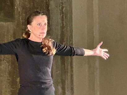 Monica Faggiani durante lo spettacolo presso la ex Chiesa di San Vittore e 40 martiri a Milano, Italia