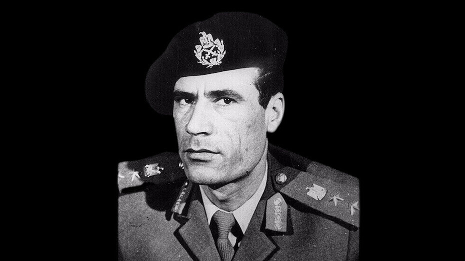 Mouammar Muhammad Abu Minyar al-Kadhafi était un officier militaire libyen, révolutionnaire, homme politique et théoricien politique qui a dirigé la Libye de 1969 jusqu'à son assassinat par les forces rebelles libyennes en 2011