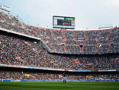 Gradas repletas en el estadio de Mestalla, Valencia