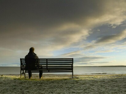 Contemplando el mar en soledad