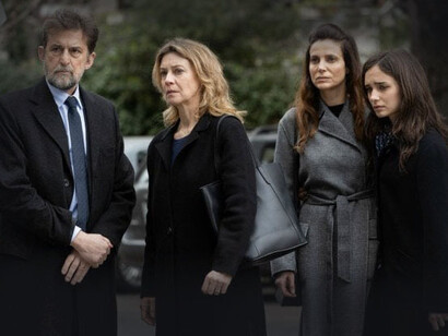 Tre piani vede protagonisti tre nuclei familiari che abitano in un’elegante palazzina borghese romana apparentemente tranquilla 