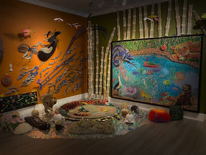 Arte da riciclo, habitat naturale. © Federico Uribe. La vita in campagna ha creato in lui una particolare sensibilità per il mondo naturale, per gli animali e le creature che ci circondano, amore che l’artista riversa nelle sue sculture di rifiuti, straordinariamente dettagliate