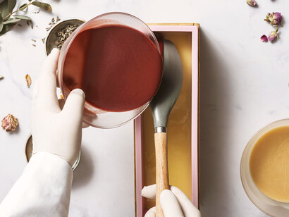 Avec une poche en plastique et un papier
le visiteur devient artisan et le cacao une œuvre éphémère