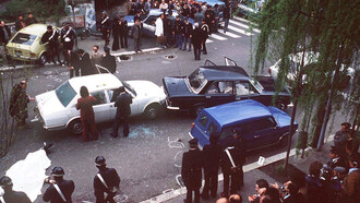 Anni di piombo, caso Aldo Moro. Roma, Italia, via Mario Fani, 16 marzo 1978. L'agguato di via Fani: la Fiat 130 del politico Aldo Moro, bloccata dall'auto del brigatista Mario Moretti, tamponata dall'Alfa Romeo Alfetta della scorta di Moro