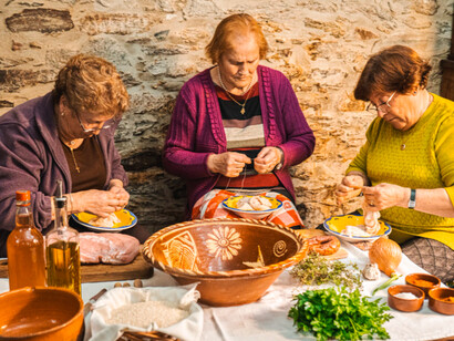 Mulheres preparando brulhões.  Festivales, denominado Festa da tradição, da folia e do Brulhão